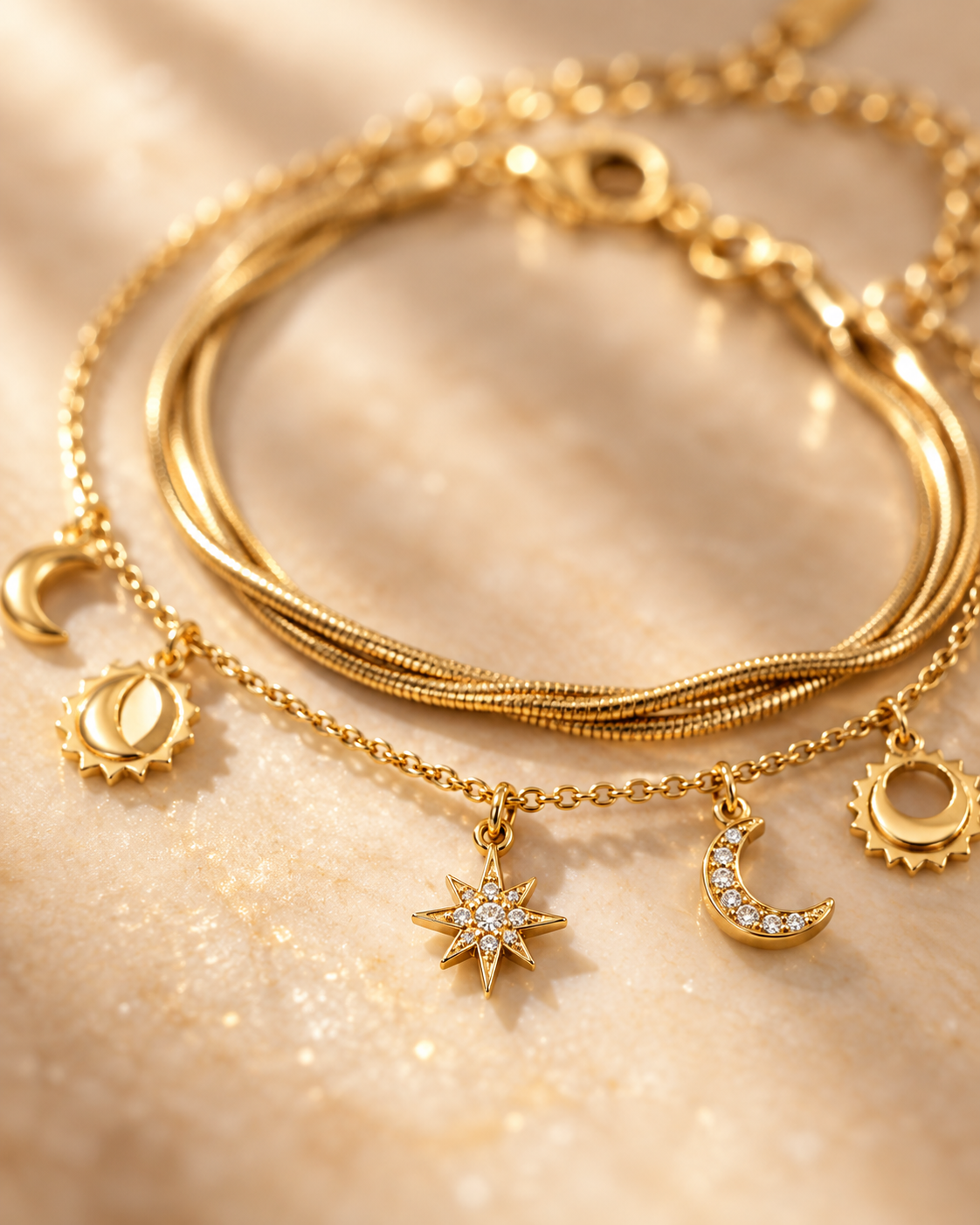 Pulseira Celeste, pulseira dourada com pendentes celestes (pormenor 1) — Solène Lisboa