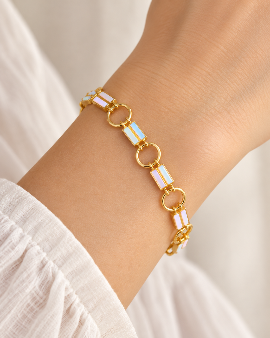Pulseira Opala, pulseira dourada com pedras irisadas (pormenor 4) — Solène Lisboa