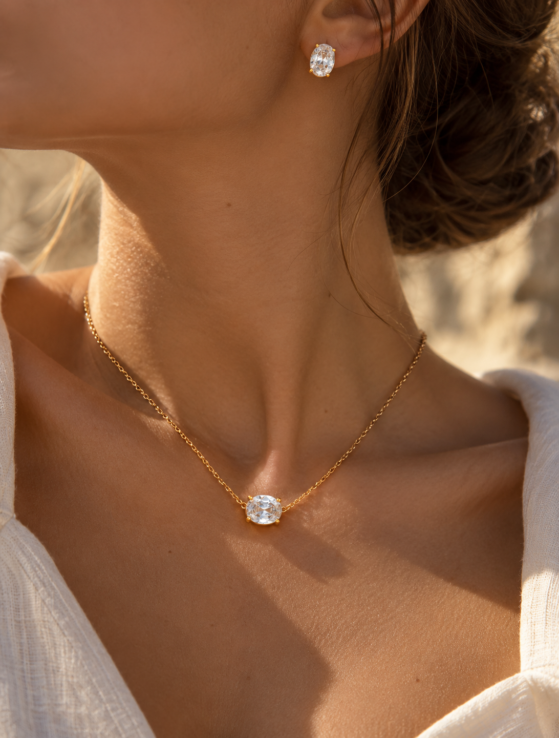 Conjunto Oval, colar e brincos com zircónia oval usados ao pescoço e orelha — Solène Lisboa