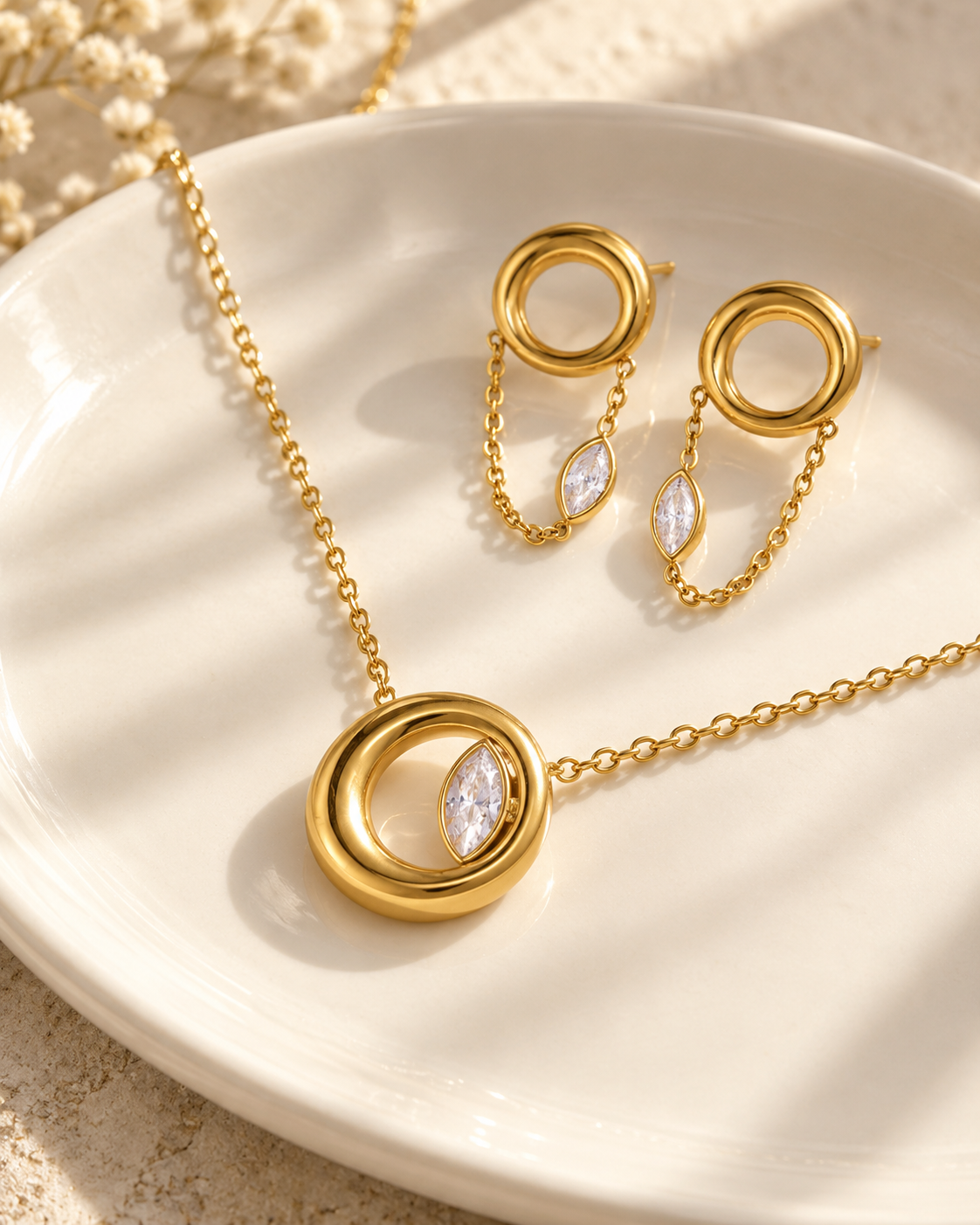 Conjunto Eclipse, colar e brincos com círculo e zircónia marquise (pormenor 4) — Solène Lisboa