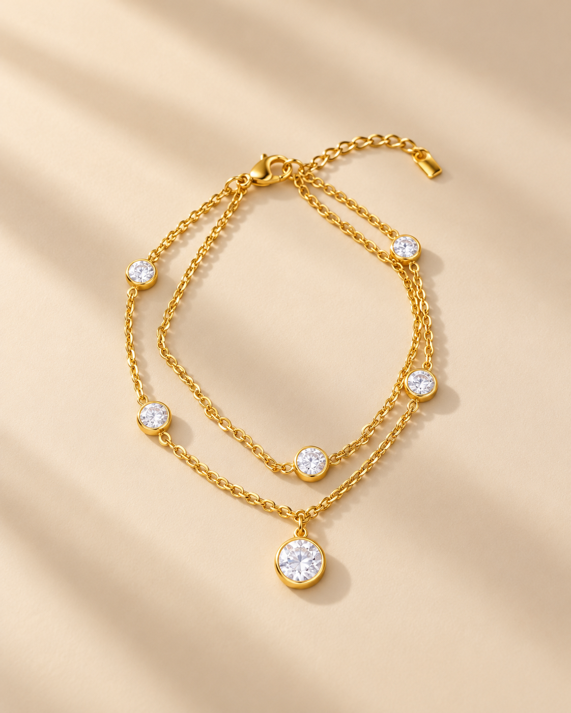 Pulseira Alice, pulseira dupla dourada com zircónias e gota de cristal ao centro — Solène Lisboa