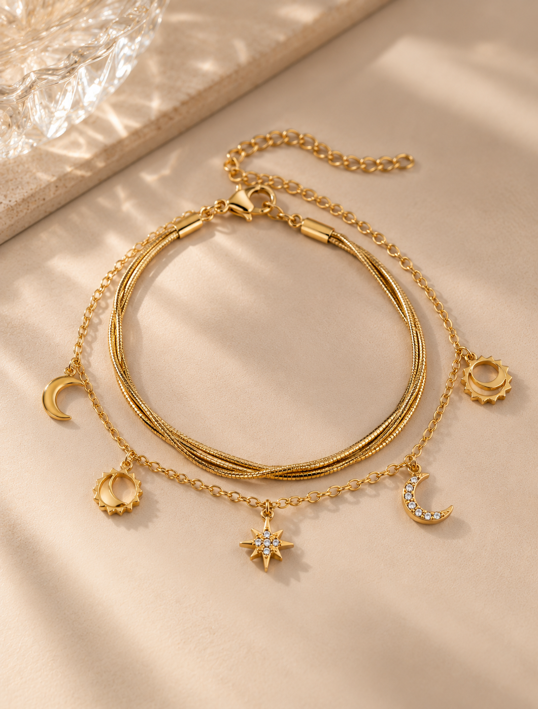 Pulseira Celeste, pulseira dourada com pendentes celestes (pormenor 8) — Solène Lisboa