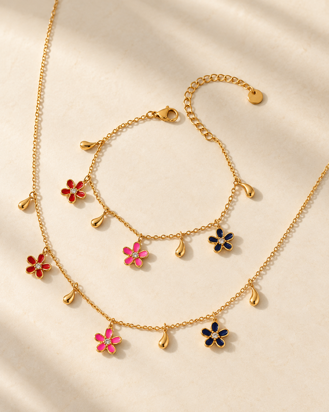 Conjunto Primavera, colar e pulseira dourados com flores de esmalte colorido — Solène Lisboa