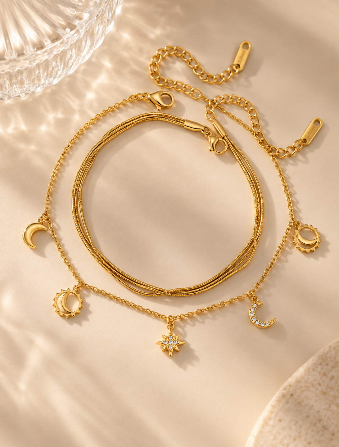 Pulseira Celeste, pulseira dourada com pendentes celestes (pormenor 5) — Solène Lisboa