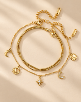 Pulseira Celeste, conjunto de duas pulseiras douradas com pendentes celestes — Solène Lisboa