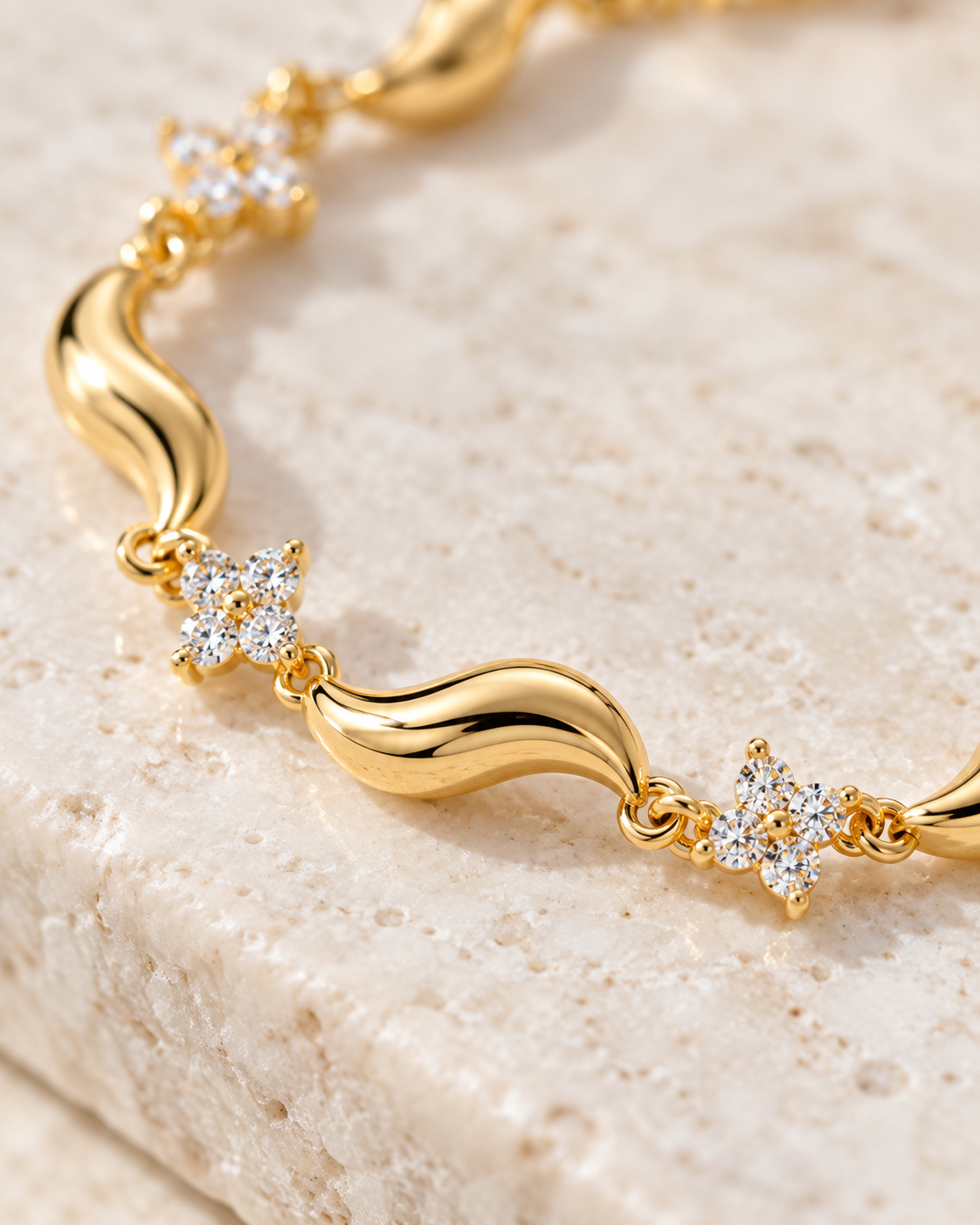 Pulseira Flora, pulseira dourada com flores de zircónias (pormenor 2) — Solène Lisboa