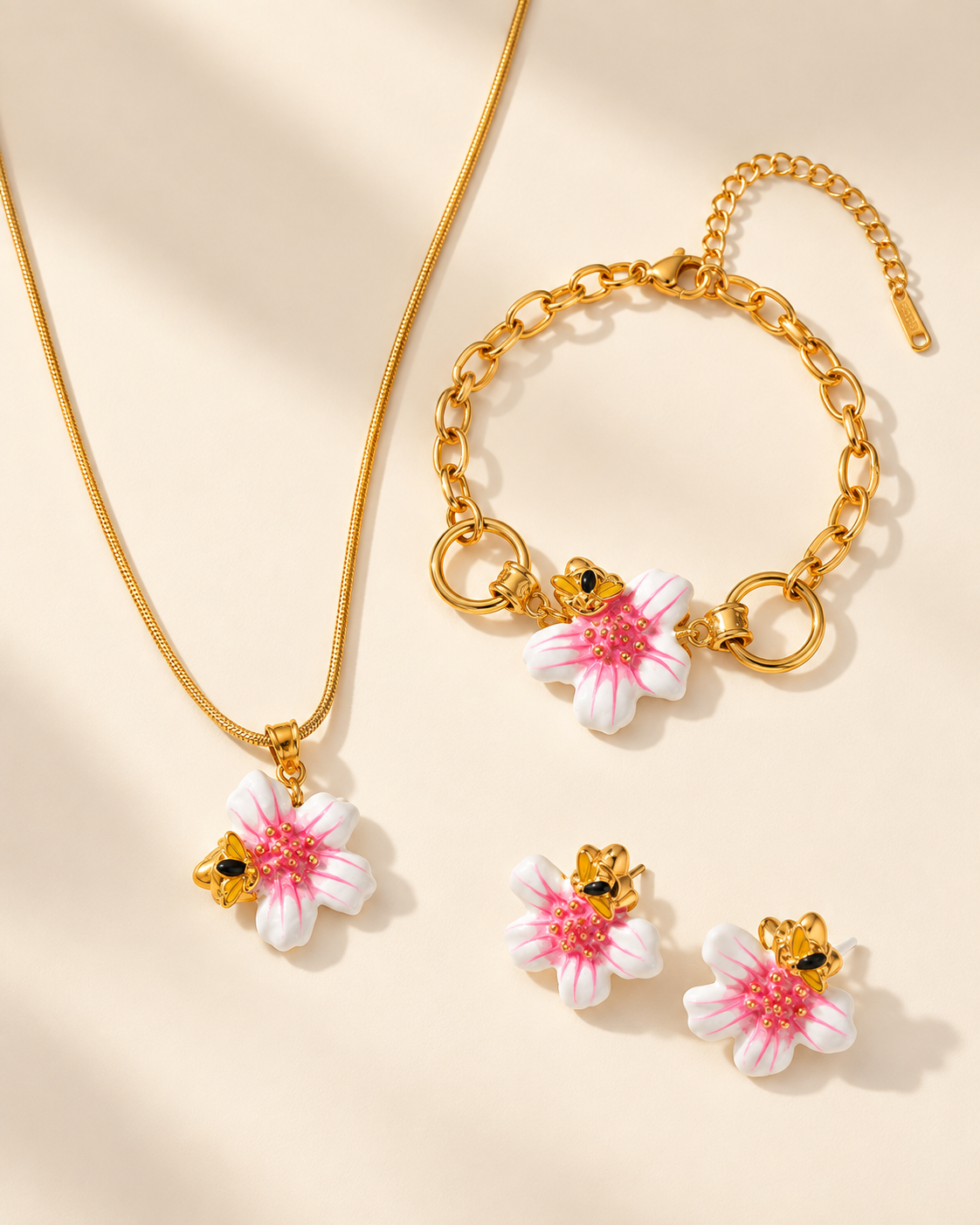 Conjunto Camélia, colar, pulseira e brincos dourados com flor de porcelana e abelha — Solène Lisboa