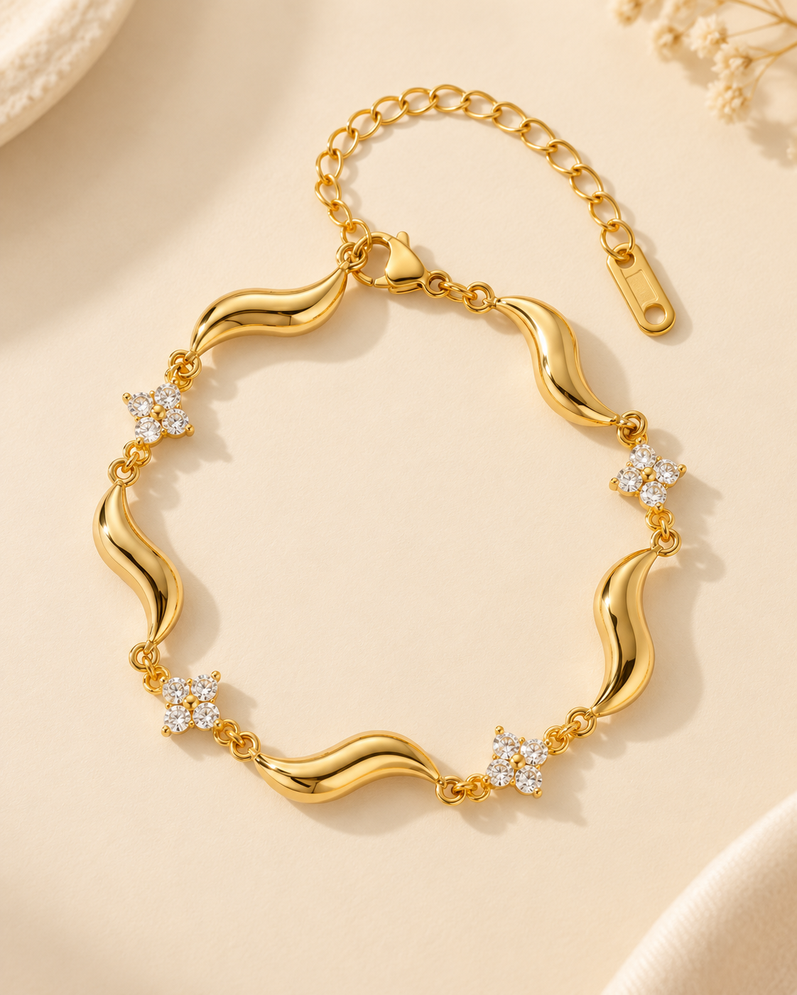 Pulseira Flora, pulseira dourada de ondas com flores de zircónias — Solène Lisboa