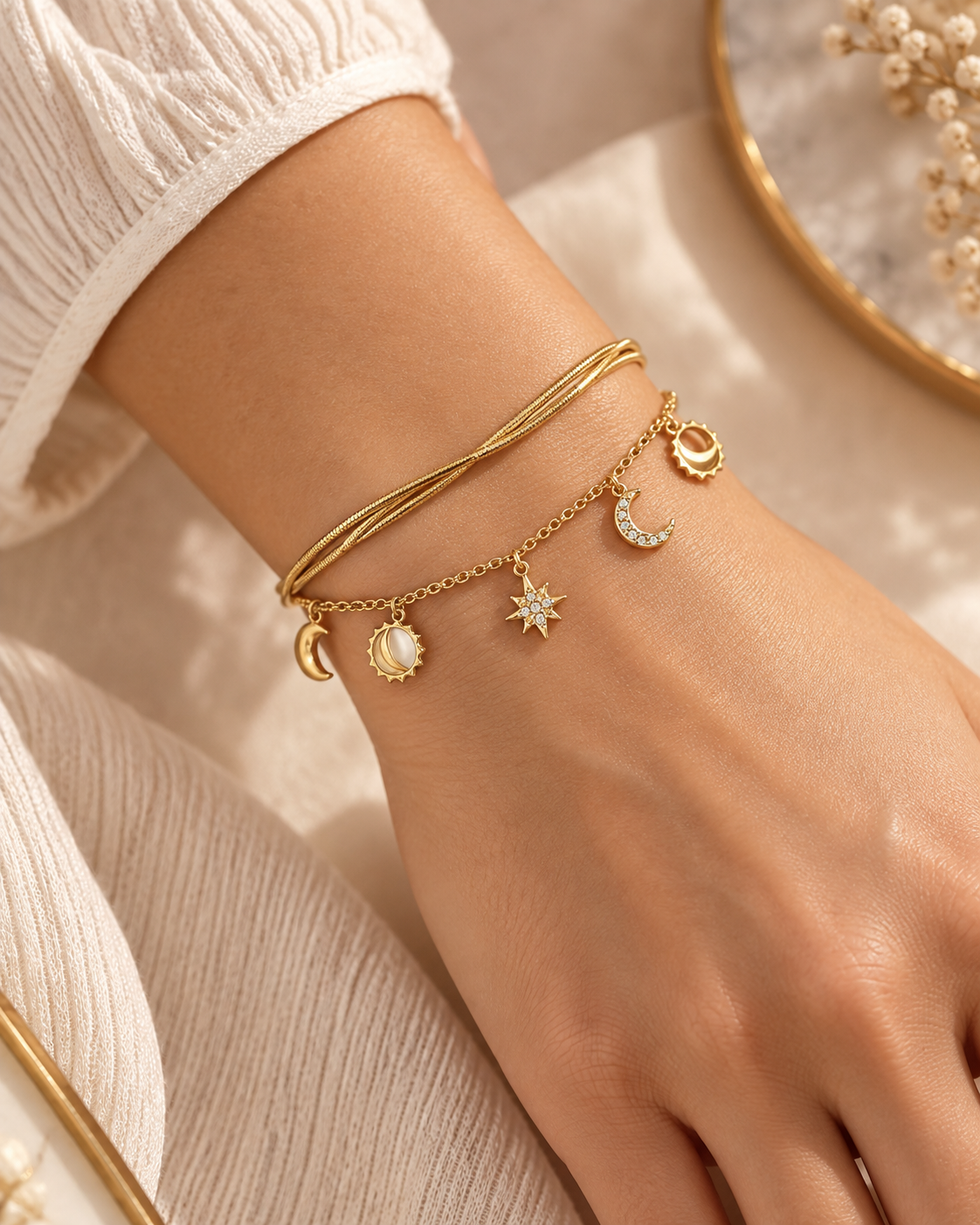 Pulseira Celeste, pulseira dourada com pendentes celestes (pormenor 6) — Solène Lisboa