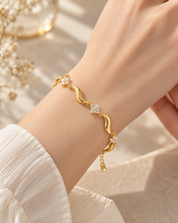Pulseira Flora, pulseira dourada com flores de zircónias (pormenor 3) — Solène Lisboa