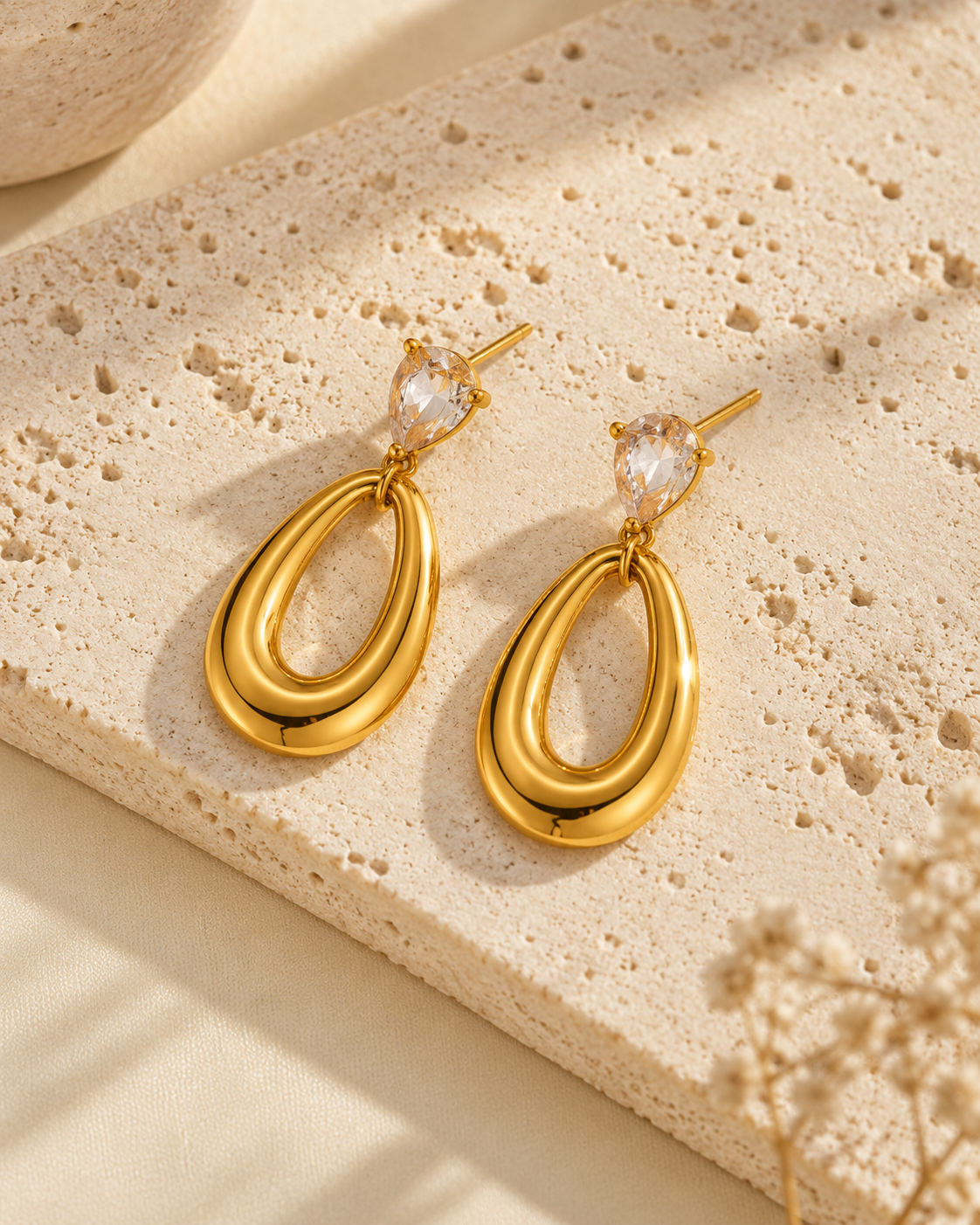 Brincos Beatriz, brincos pendentes de gota dourados (pormenor 2) — Solène Lisboa