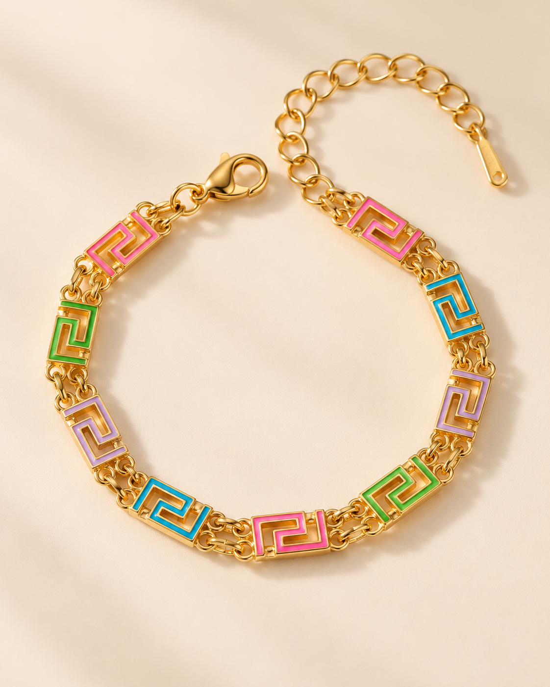 Pulseira Santorini, pulseira dourada de padrão grego colorido — Solène Lisboa