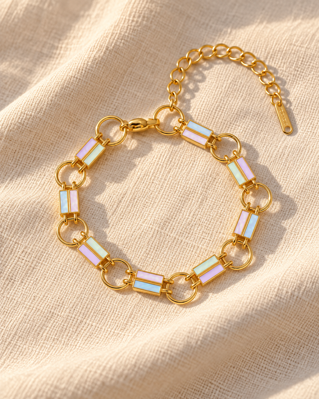 Pulseira Opala, pulseira dourada com pedras irisadas (pormenor 1) — Solène Lisboa