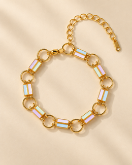 Pulseira Opala, pulseira dourada com pedras irisadas pastel — Solène Lisboa
