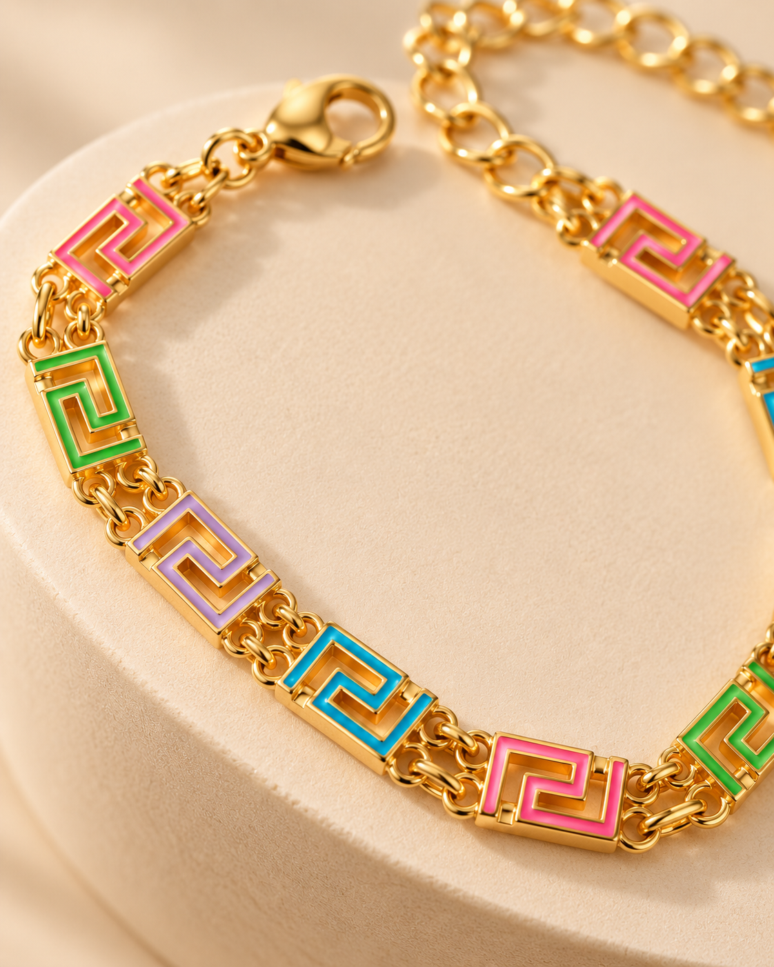 Pulseira Santorini, pulseira dourada de padrão grego colorido (pormenor 2) — Solène Lisboa