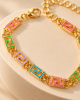 Pulseira Santorini, pulseira dourada de padrão grego colorido (pormenor 2) — Solène Lisboa