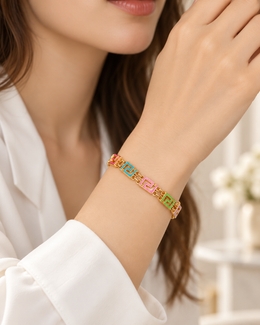 Pulseira Santorini, pulseira dourada de padrão grego colorido (pormenor 5) — Solène Lisboa