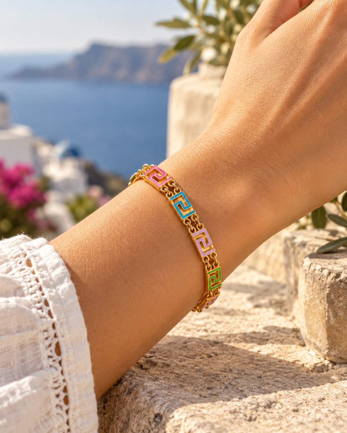 Pulseira Santorini, pulseira dourada de padrão grego colorido (pormenor 3) — Solène Lisboa