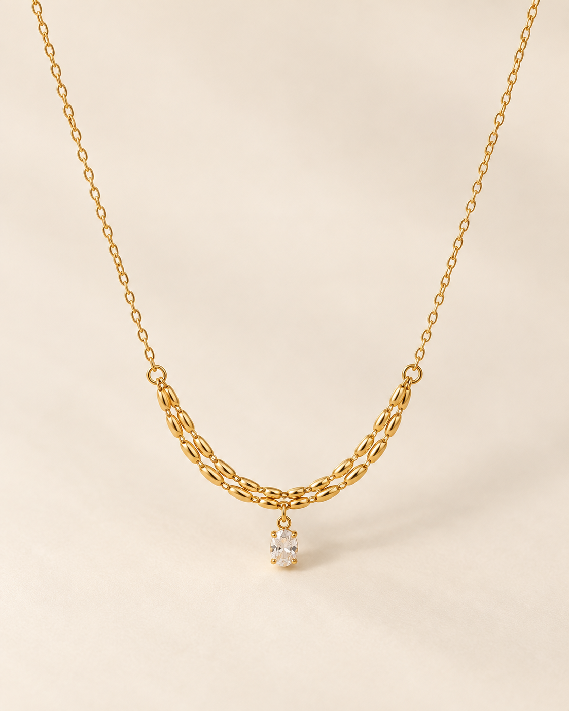 Colar Matilde, colar dourado delicado com elos ovais e gota de zircónia — Solène Lisboa