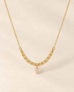 Colar Matilde, colar dourado delicado com elos ovais e gota de zircónia — Solène Lisboa