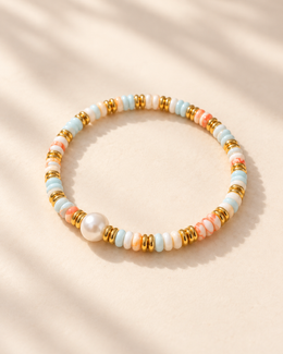 Pulseira Mia, pulseira de elástico com contas de pedra pastel, discos dourados e pérola — Solène Lisboa